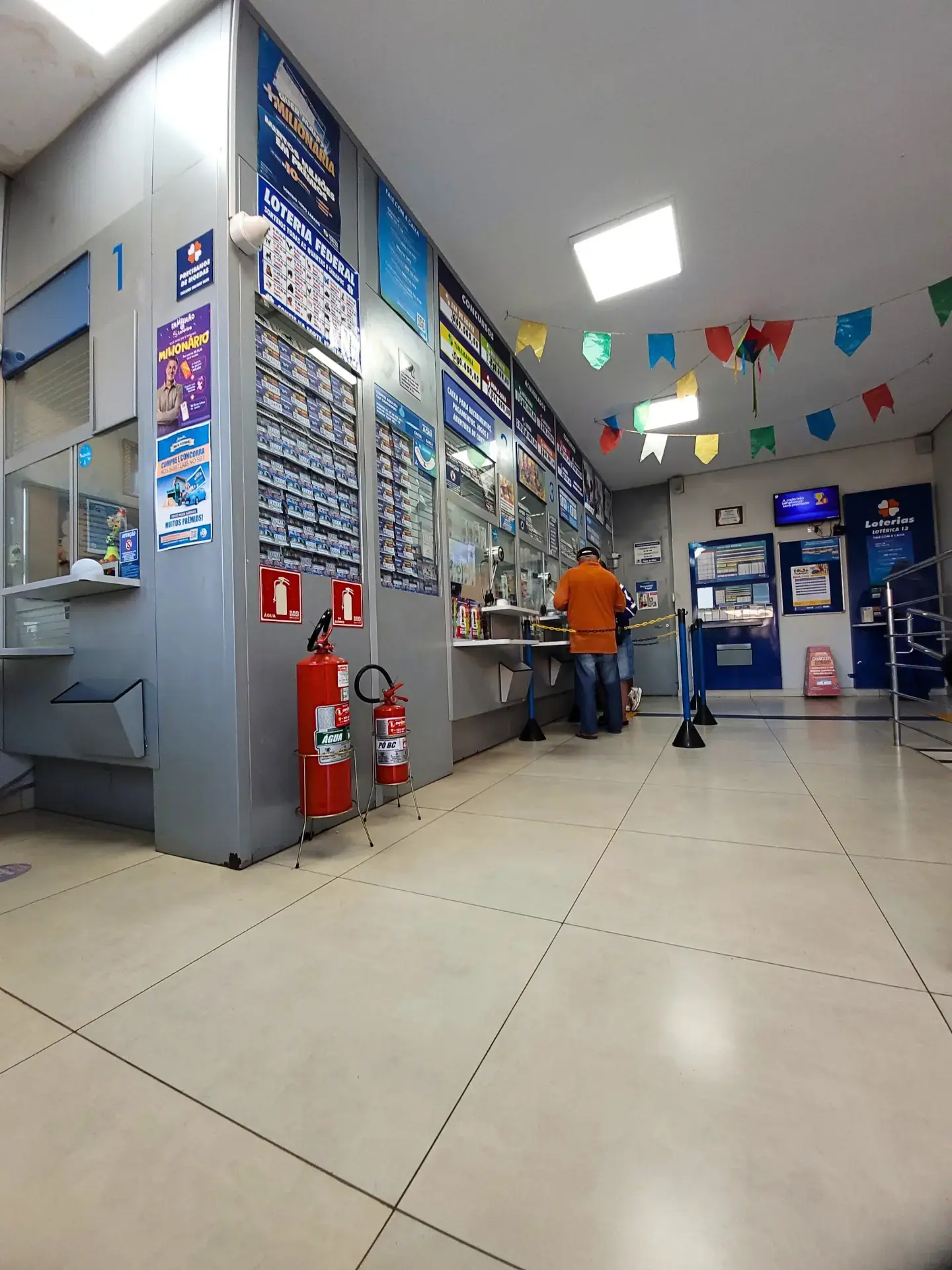 Ambiente interno com guichês de atendimento