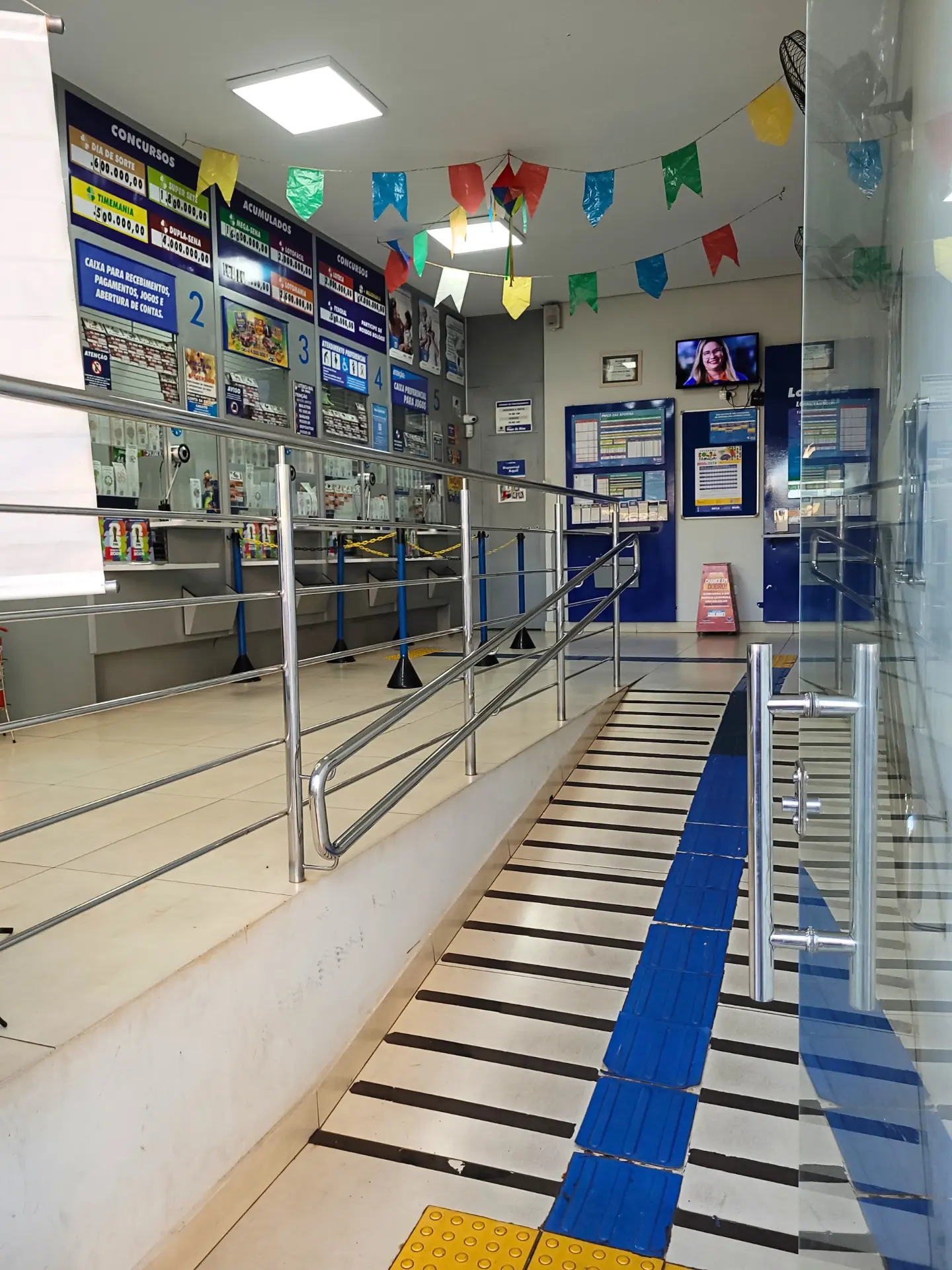 Entrada com rampa de acessibilidade e piso tátil